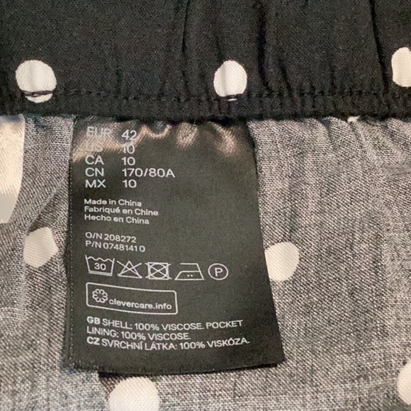 Divided by H&M Pull On Viscose Shorts Size 10 Black Polka Dot - Picture 4 of 4